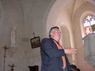 Bruno Reynaud-Lacroze officiant dans l'�glise de Souzay (9 Ko)