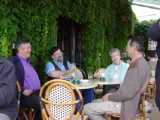 Le bureau en r�union � la boule d'or (7 Ko)